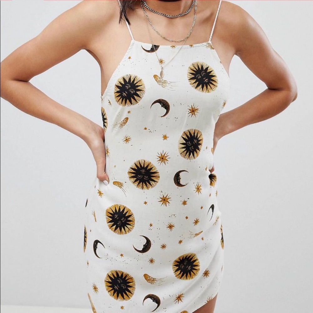 Motel tie back celestial print mini dress🌞🌛